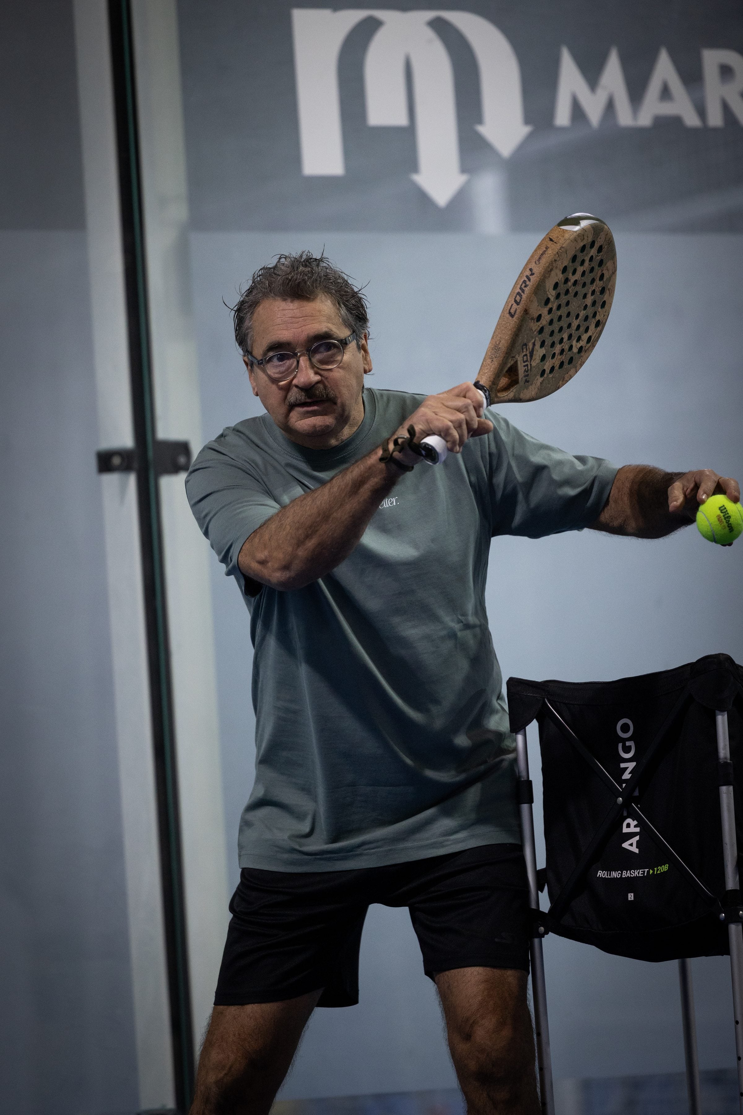 Luis Gandasegui lanzando bola en entrenamiento — Metodología JA Padel Academy